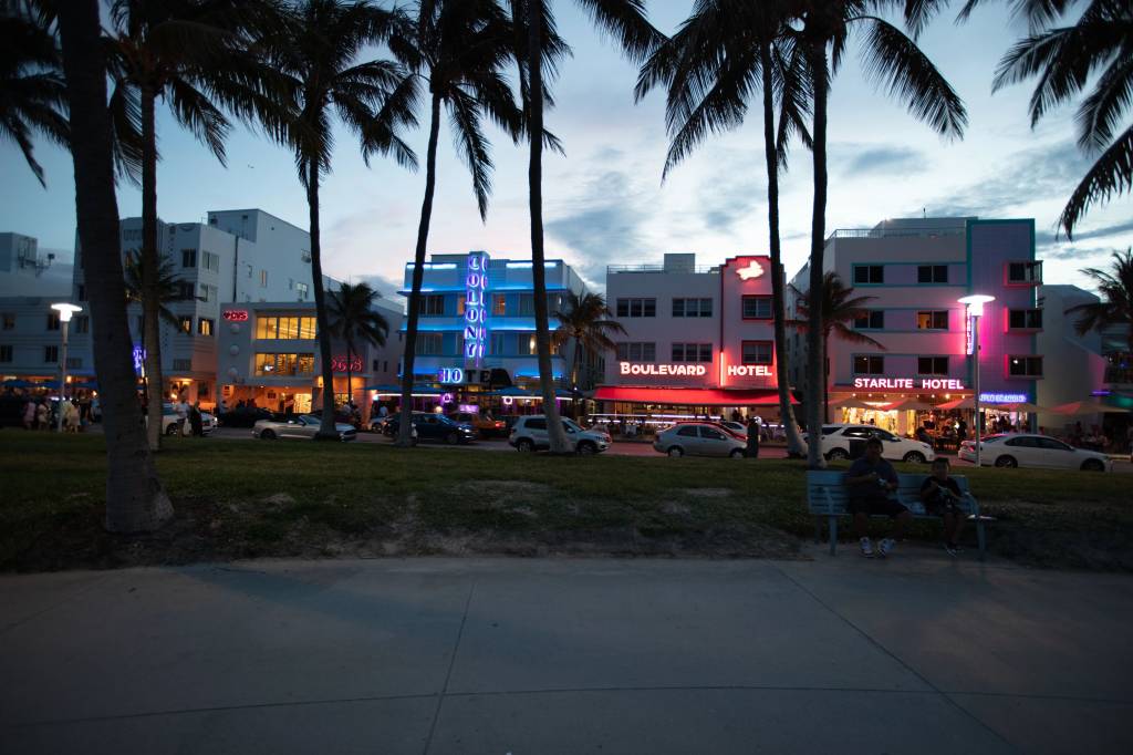 Conheça a charmosa arquitetura Art Déco em Miami. Na foto, Lummus Park.