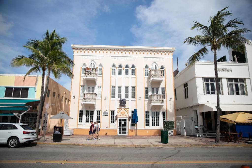 arquitetura-art-deco-miami-11 Conheça a charmosa arquitetura Art Déco em Miami. Na foto, Decowalk Hostel.