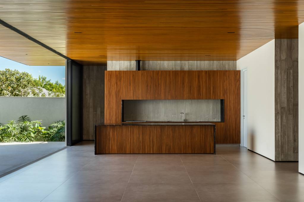 casa-379-m2-arquitetura-minimalista-integracao-entorno-camila-porto-credito-israel-gollino (11) Casa de 379 m² une arquitetura minimalista e integração com o entorno. Projeto Camila Porto. Na foto, varanda gourmet com vista para o jardim.