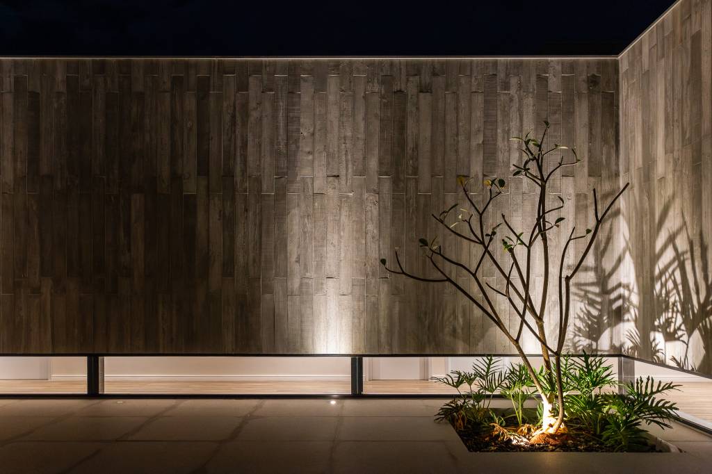 casa-379-m2-arquitetura-minimalista-integracao-entorno-camila-porto-credito-israel-gollino (18) Casa de 379 m² une arquitetura minimalista e integração com o entorno. Projeto Camila Porto. Na foto, jardim com iluminação cênica.