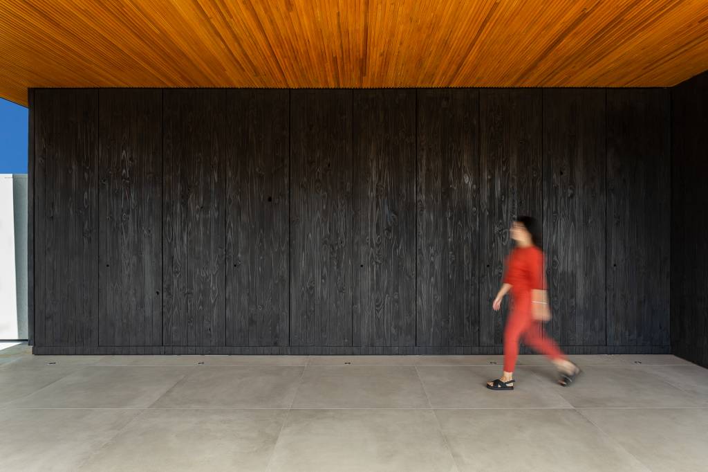 casa-379-m2-arquitetura-minimalista-integracao-entorno-camila-porto-credito-israel-gollino (6) Casa de 379 m² une arquitetura minimalista e integração com o entorno. Projeto Camila Porto. Na foto, parede de shou sugi ban.