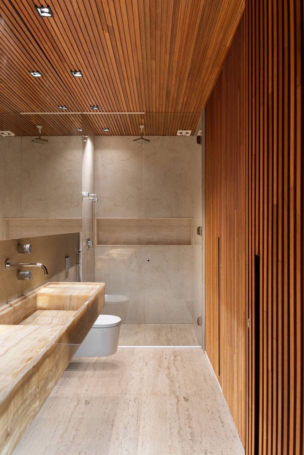 Utilize a madeira em banheiros de diferentes estilos!