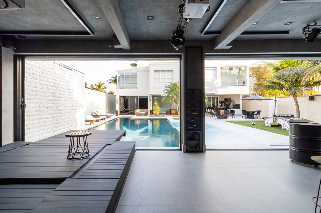 Conheça a mansão no Guarujá do jogador Gabigol. Projeto de Carlos Pardal Arquitetura. Na foto, edícula com bar e salão de festas.