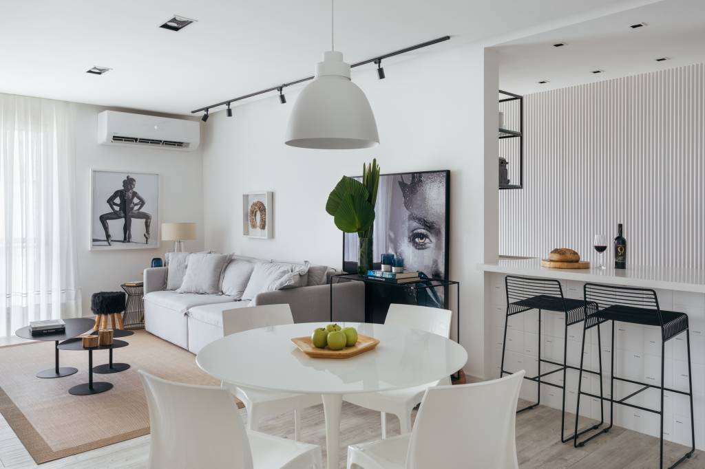 Estilo escandinavo inspira décor de apê de 84m² com paleta preta e branca