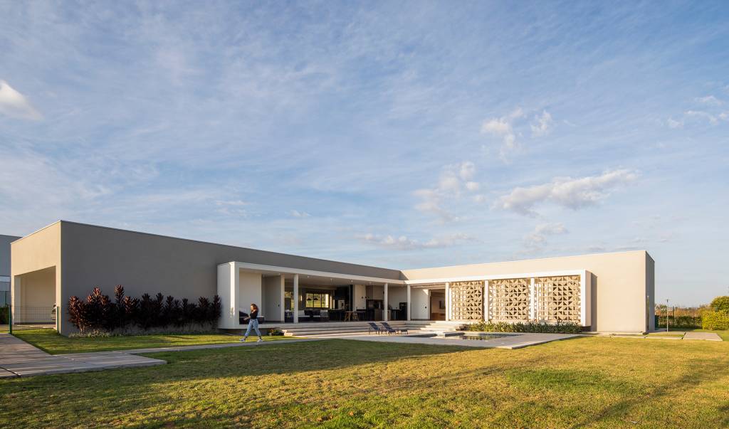 fachada-cobogos-efeito-cenico-casa-interior-sao-paulo-starq-arquitetos-credito-maira-acayaba (2) Fachada de cobogós cria efeito cênico nesta casa no interior de São Paulo. Projeto de Starq, Na foto, fachada da casa com piscina e jardim.