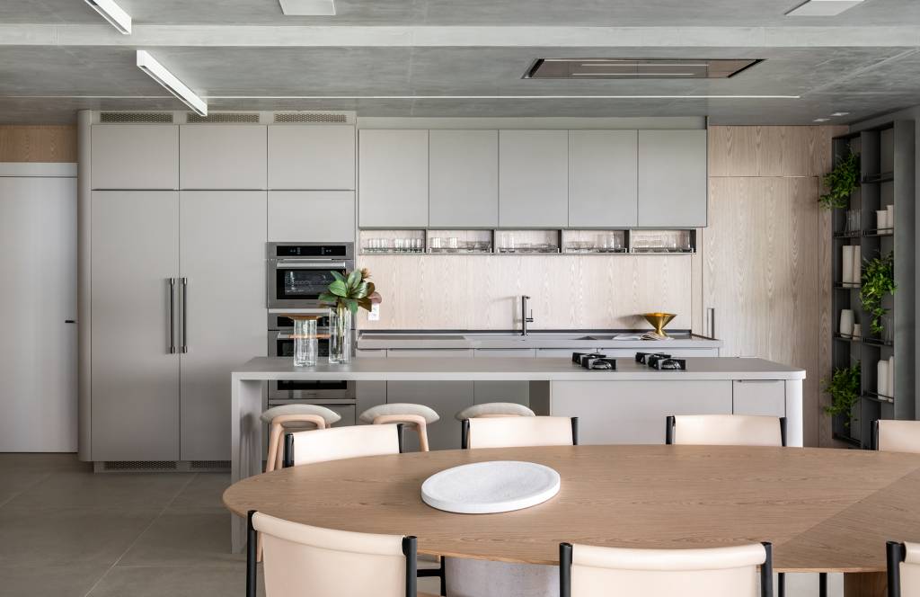 formas-organicas-tons-neutros-aconchego-ape-190-m2-bohrer-arquitetura-credito-fellipe-lima (10) Formas orgânicas e tons neutros criam aconchego neste apê de 190 m². Projeto de Bohrer Arquitetos. Na foto, cozinha com ilha e móveis cinzas.