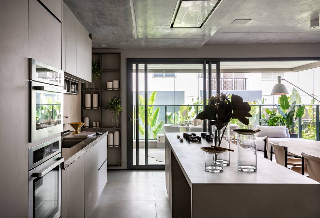 formas-organicas-tons-neutros-aconchego-ape-190-m2-bohrer-arquitetura-credito-fellipe-lima (14) Formas orgânicas e tons neutros criam aconchego neste apê de 190 m². Projeto de Bohrer Arquitetos. Na foto, cozinha americana com ilha, móveis cinzas e varanda integrada.