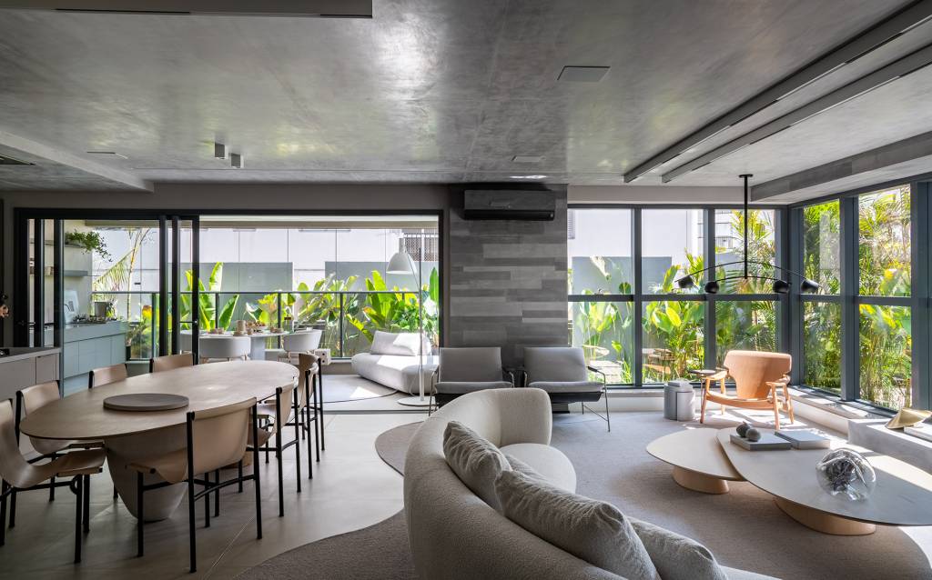 formas-organicas-tons-neutros-aconchego-ape-190-m2-bohrer-arquitetura-credito-fellipe-lima (16) Formas orgânicas e tons neutros criam aconchego neste apê de 190 m². Projeto de Bohrer Arquitetos. Na foto, varanda integrada com grandes janelas, plantas e tapete.