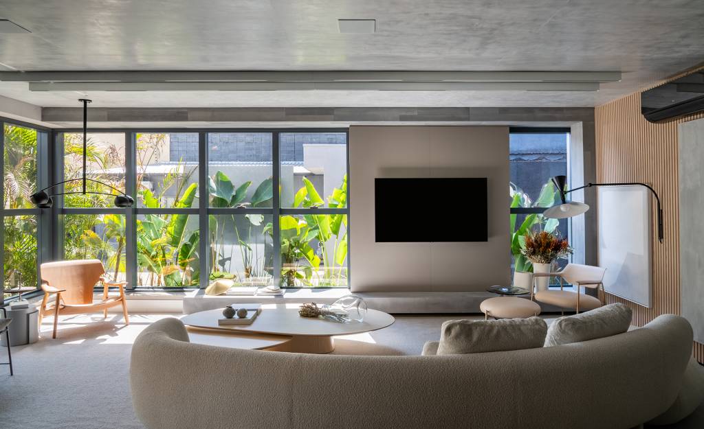 formas-organicas-tons-neutros-aconchego-ape-190-m2-bohrer-arquitetura-credito-fellipe-lima (19) Formas orgânicas e tons neutros criam aconchego neste apê de 190 m². Projeto de Bohrer Arquitetos. Na foto, sala com grandes janelas, sofás curvos e tv,