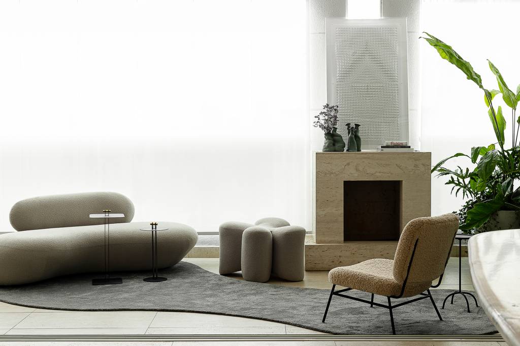 linhas-organicas-mobiliario-solto-decor-ape-alugado-240-m2-dubal-arquitetura-credito-ricardo-faian (7) Linhas orgânicas e mobiliário solto compõem décor de apê alugado de 240 m². Projeto de Dubal Arquitetura. Na foto, sala com lareira, sofá e tapete.