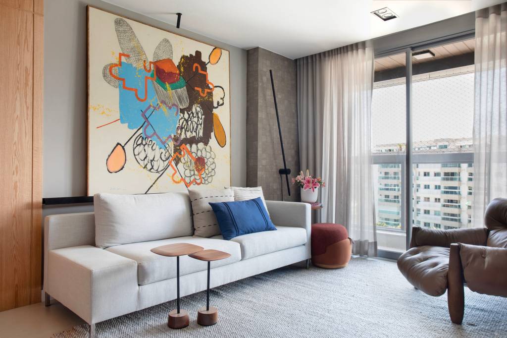 Materiais naturais como madeira, couro, linho e fibra natural marcam apê