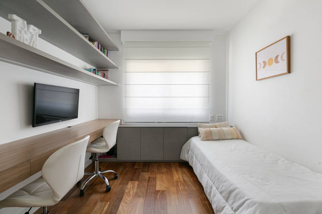 paineis-madeira-escondem-cozinha-home-office-apartamento-atelier-c2ha-credito-gisele-rampazzo (10) Painéis de madeira escondem a cozinha e home office deste apartamento. Projeto do atelier C2H.a. Na foto, home office e quarto de hóspedes.