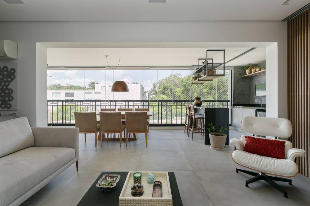 paineis-madeira-escondem-cozinha-home-office-apartamento-atelier-c2ha-credito-gisele-rampazzo (22) Painéis de madeira escondem a cozinha e home office deste apartamento. Projeto do atelier C2H.a. Na foto, varanda com churrasqueira e mesa de refeições.