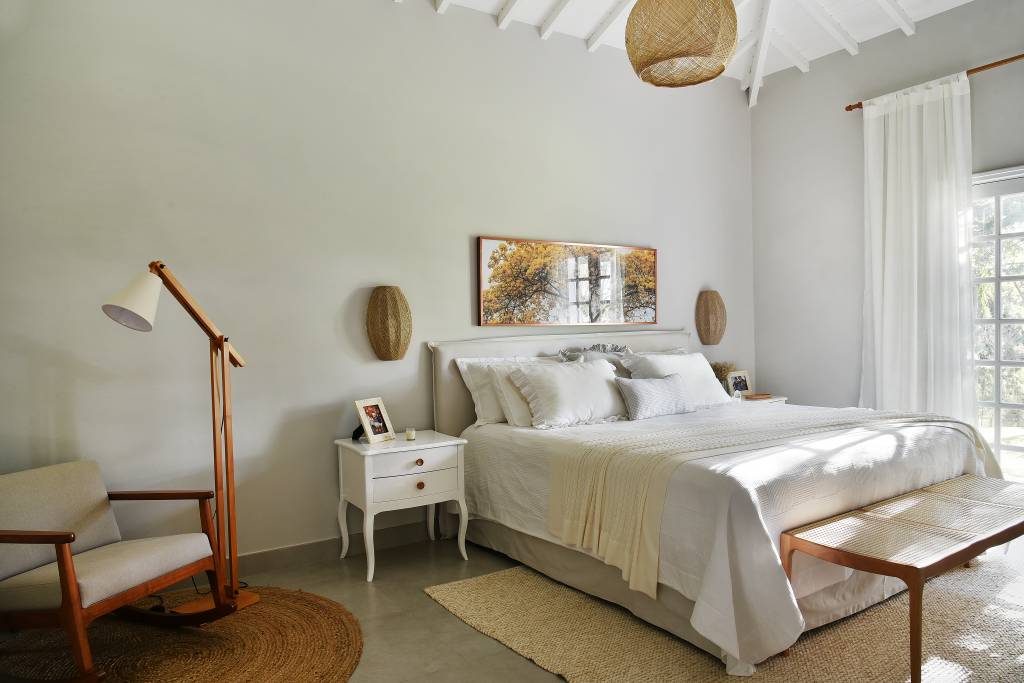 rustico-chic-casa-campo-orquidario-cozinha-fazenda-rosangela-pena-15-quarto Rústico chic: casa de campo tem orquidário e cozinha com cara de fazenda. Projeto de Rosangela Pena. Na foto, quarto de casal com poltrona, tapete e luminária de piso.