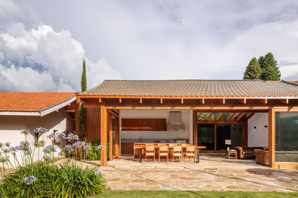 Anexo de 190m ² renova antiga casa em Campos do Jordão