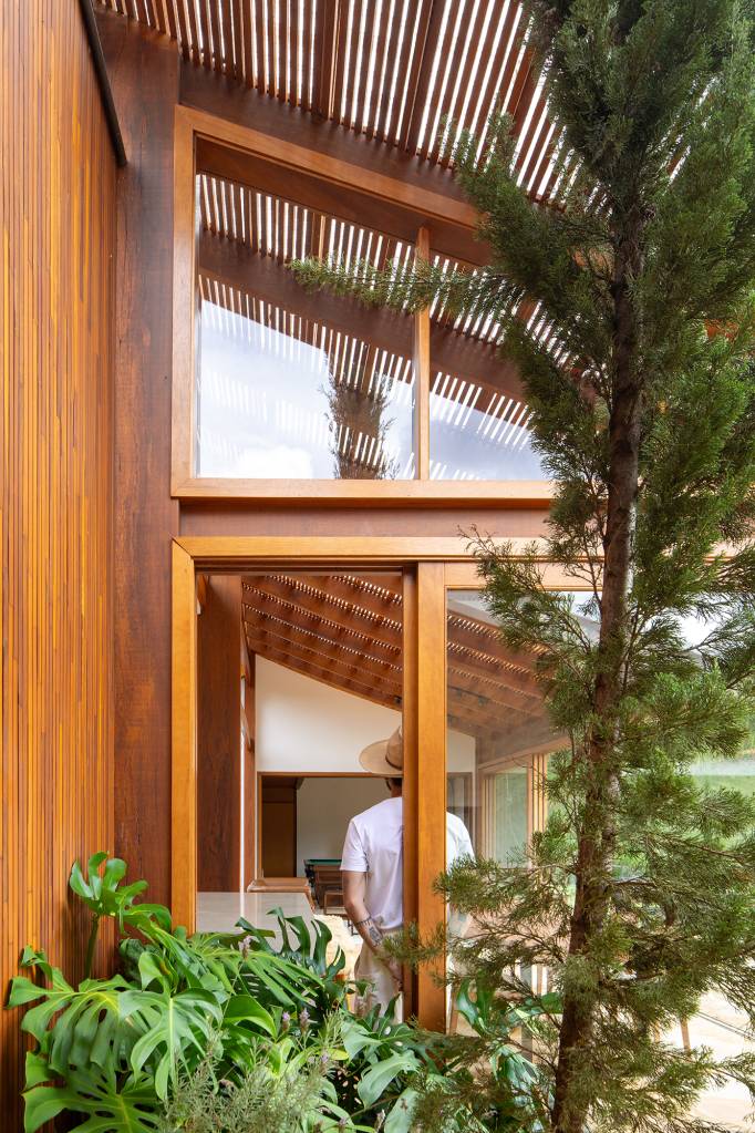 anexo-190-m2-renova-antiga-casa-campos-jordao-vaga-arquitetura-credito-carolina-lacaz (14) Anexo de 190m ² renova antiga casa em Campos do Jordão. Projeto Vaga Arquitetura. Na foto, detalhe da fachada com jardim.