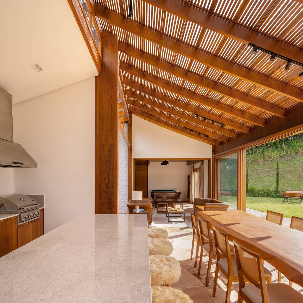 anexo-190-m2-renova-antiga-casa-campos-jordao-vaga-arquitetura-credito-carolina-lacaz (17) Anexo de 190m ² renova antiga casa em Campos do Jordão. Projeto Vaga Arquitetura. Na foto, varanda com espaço gourmet e estar.