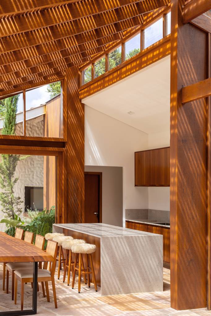anexo-190-m2-renova-antiga-casa-campos-jordao-vaga-arquitetura-credito-carolina-lacaz (5) Anexo de 190m ² renova antiga casa em Campos do Jordão. Projeto Vaga Arquitetura. Na foto, varanda com espaço gourmet e estar.