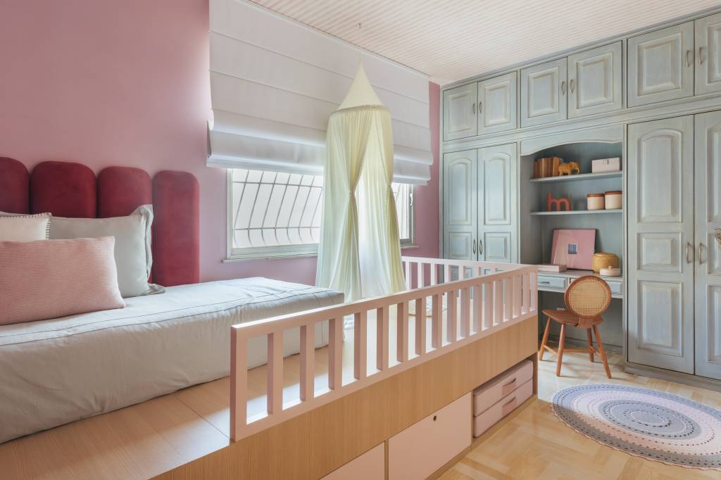 ape-160-m-tons-pastel-alegres-painel-giratorio-tv-gabriela-ikeda-19-quarto-infantil Apê de 160 m² em tons pastel alegres tem painel giratório de TV. Projeto de Ikeda Arquitetura. Na foto, quarto infantil com cabana, armários verde claro, papel de parede no teto.