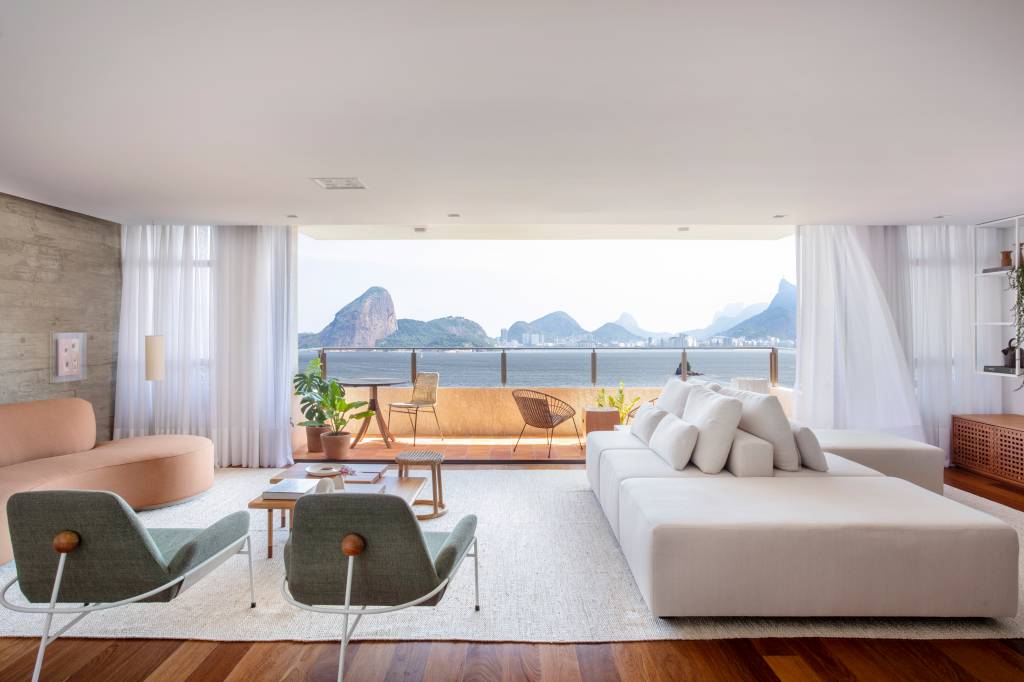 Apê de 300 m² tem sala íntima com TV e cozinha com armários amarelos