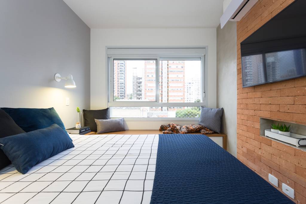ape-89-m-paredes-cimento-queimado-piso-com-camada-de-epoxi-ju-matos-25-quarto-tijolinho Apê de 89 m² ganha paredes com cimento queimado e piso com camada de epóxi. Projeto de Ju Matos. Na foto, quarto de casal, luminárias laterais fixadas na parede, tijolinhos.