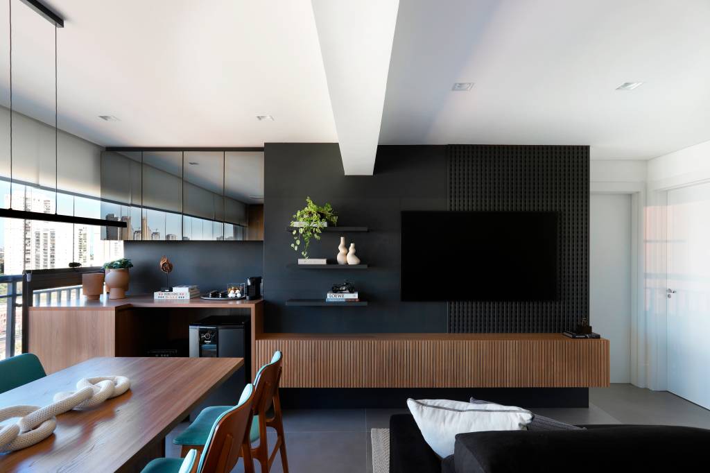Apê em tons de preto de 91 m² tem cantinho de degustação de vinho
