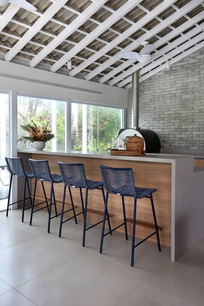 area-gourmet-aconchegante-protagonista-casa-de-campo-600-m2-almada-arquitetura-credito-mariana-orsi (3) Área gourmet aconchegante é a protagonista desta casa de campo de 600 m². Projeto de Almada Arquitetura. Na foto, área gourmet com telhado branco e churrasqueira.