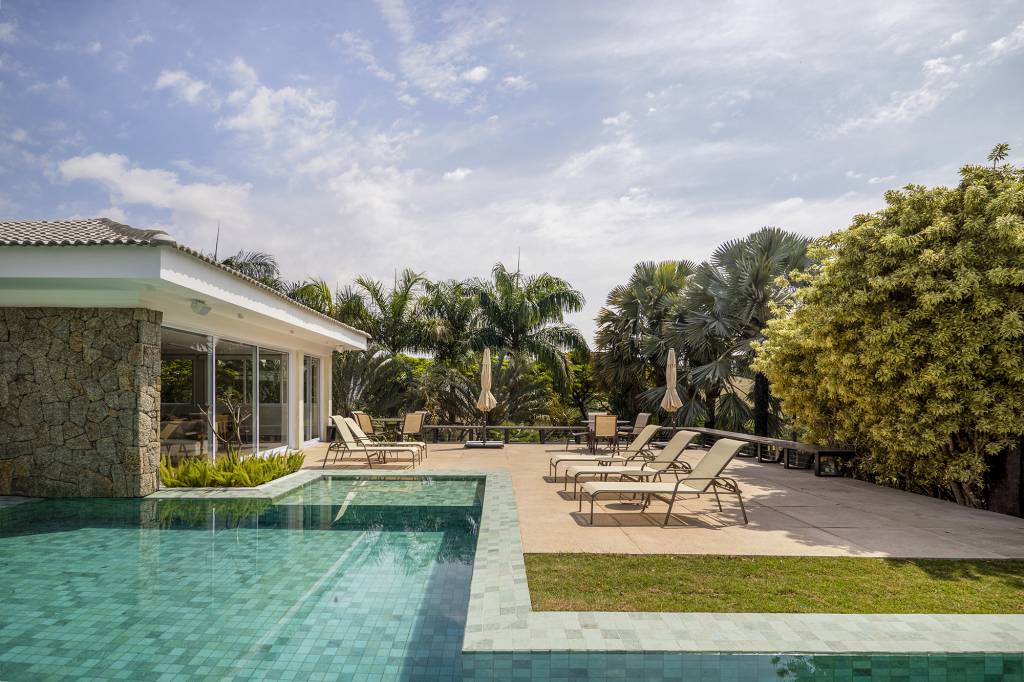 area-gourmet-integrada-jardim-coracao-casa-braganca-paulista-tm-arquitetura-credito-guilherme-uemura (17) Área gourmet integrada ao jardim é o coração desta casa. Projeto de TM Arquitetura. Na foto, piscina com jardim e varanda.
