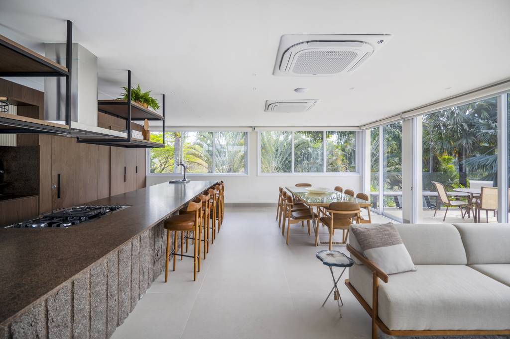area-gourmet-integrada-jardim-coracao-casa-braganca-paulista-tm-arquitetura-credito-guilherme-uemura (7) Área gourmet integrada ao jardim é o coração desta casa. Projeto de TM Arquitetura. Na foto, varanda gourmet com ilha, jantar e estar.