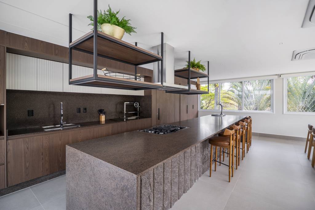 area-gourmet-integrada-jardim-coracao-casa-braganca-paulista-tm-arquitetura-credito-guilherme-uemura (8) Área gourmet integrada ao jardim é o coração desta casa. Projeto de TM Arquitetura. Na foto, varanda gourmet com ilha, jantar e estar.