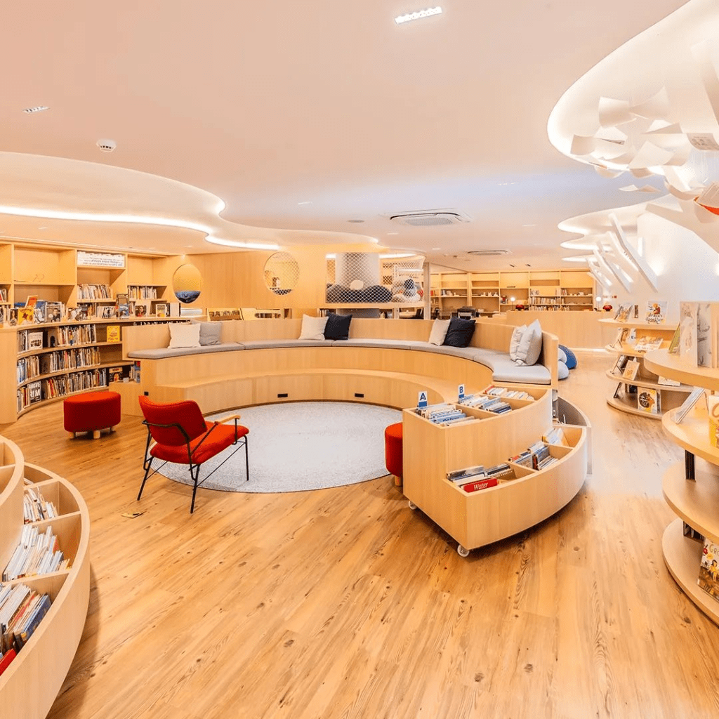 Biblioteca ganha layout lúdico e tecnológico em obra de apenas 45 dias