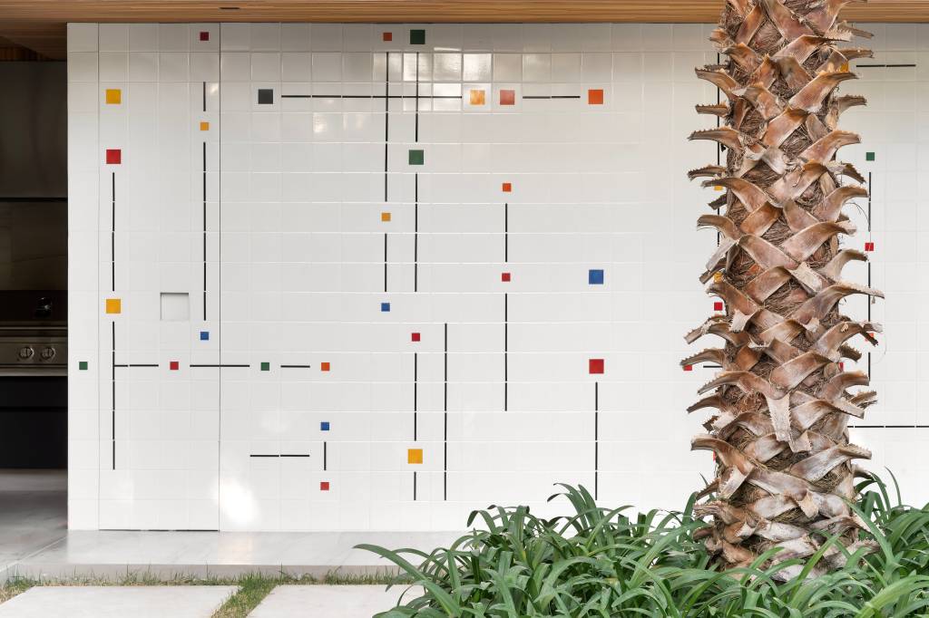 casa-integrada-jardim-painel-azulejos-alexandre-mancini-rogerio-da-fonseca-25 Casa integrada ao jardim e tem painel de azulejos de Alexandre Mancini. Projeto de Rogério da Fonseca. Na foto, painel de azulejos.