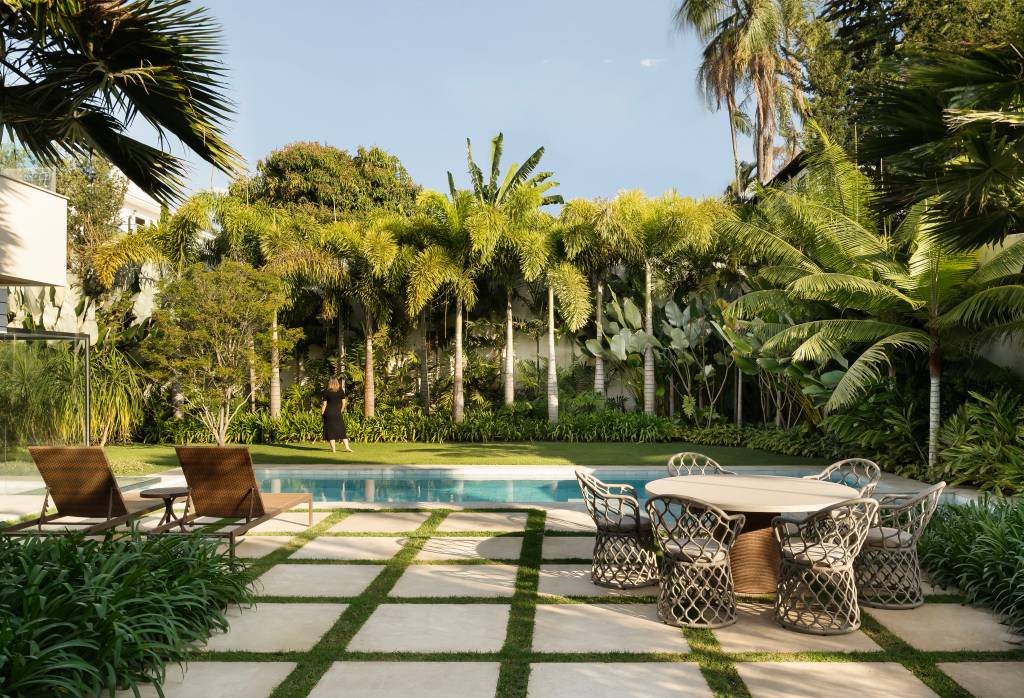 casa-integrada-jardim-painel-azulejos-alexandre-mancini-rogerio-da-fonseca-28 Casa integrada ao jardim e tem painel de azulejos de Alexandre Mancini. Projeto de Rogério da Fonseca. Na foto, jardim com palmeiras, folhagens e piscina.