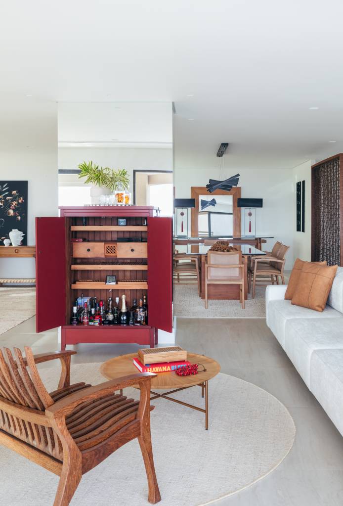 cobertura-sauna-paredes-vidro-e-area-gourmet-balancos-vivian-reimers-44 Cobertura tem sauna com paredes de vidro e área gourmet com balanços. Projeto de Vivian Reimers. Na foto, armário vermelho aberto, cadeira de madeira.