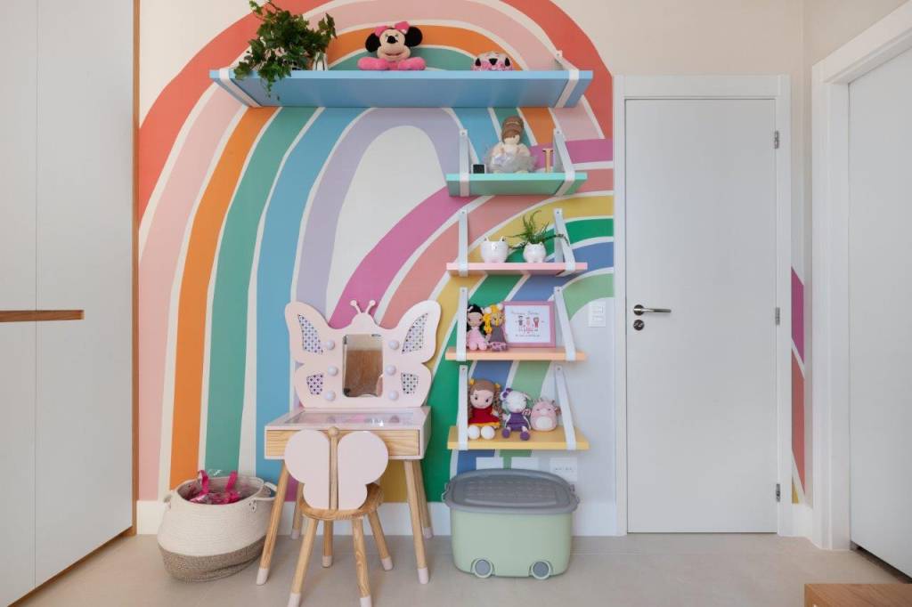 cores-verde-azul-rosa-pedra-palha-ape-180-m-natalia-salla-03-quarto-infantil Cores verde, azul, rosa e detalhes em pedra e palha pontuam apê de 180 m². Projeto de Natália Salla. Na foto, quarto infantil com arco-íris pintado na parede, penteadeira e cadeira de borboleta.