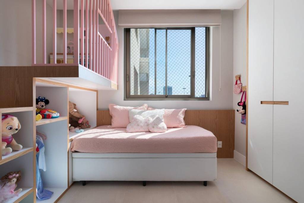 cores-verde-azul-rosa-pedra-palha-ape-180-m-natalia-salla-04-quarto-infantil Cores verde, azul, rosa e detalhes em pedra e palha pontuam apê de 180 m². Projeto de Natália Salla. Na foto, quarto infantil com mezanino pequeno rosa.
