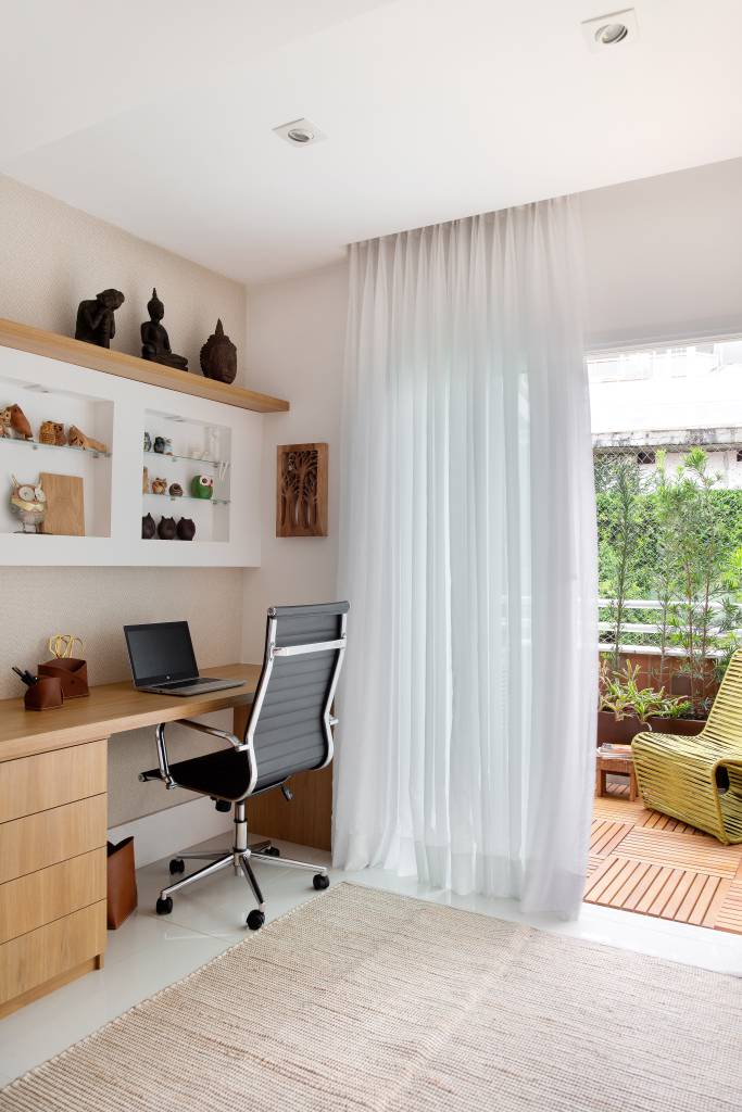 couro-madeira-fibra-decor-contemporaneo-cobertura-130-m-travessa-arquitetura-10-home-office Couro, madeira e fibra compõem décor contemporâneo de cobertura de 130 m². Projeto de Travessa Arquitetura. Na foto, home office com porta de acesso para varanda.