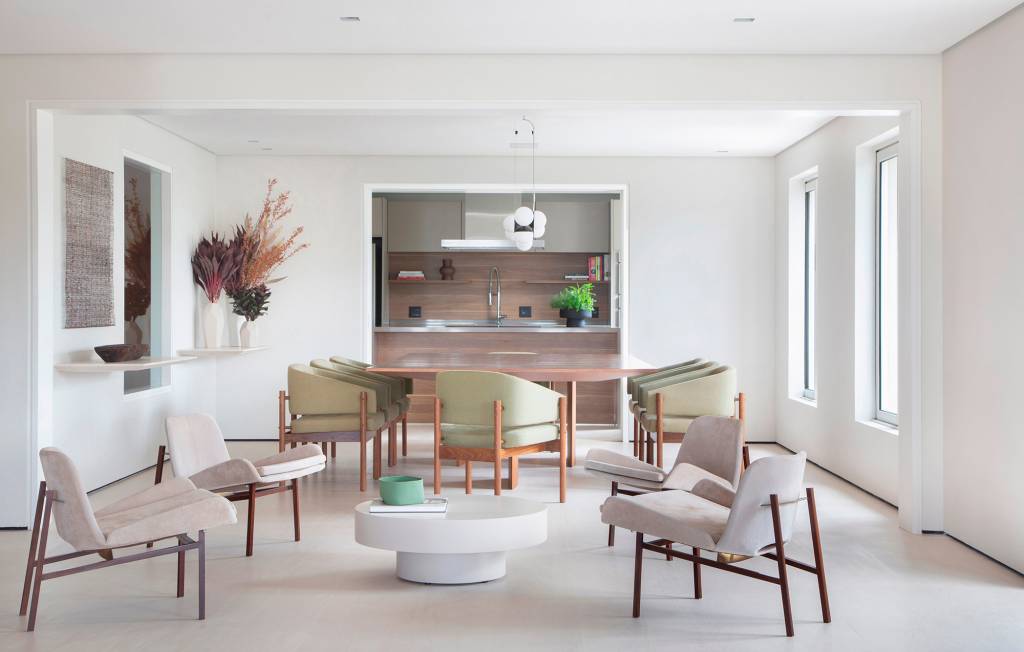 decor-minimalista-luz-natural-ambientes-integrados-ape-350-m2-arkitekt-credito-denilson-machado (11) Décor minimalista, luz natural e ambientes integrados marcam apê de 350 m². Projeto de Arkitekt Associados. Na foto, sala de jantar com mesa branca e poltronas verdes,