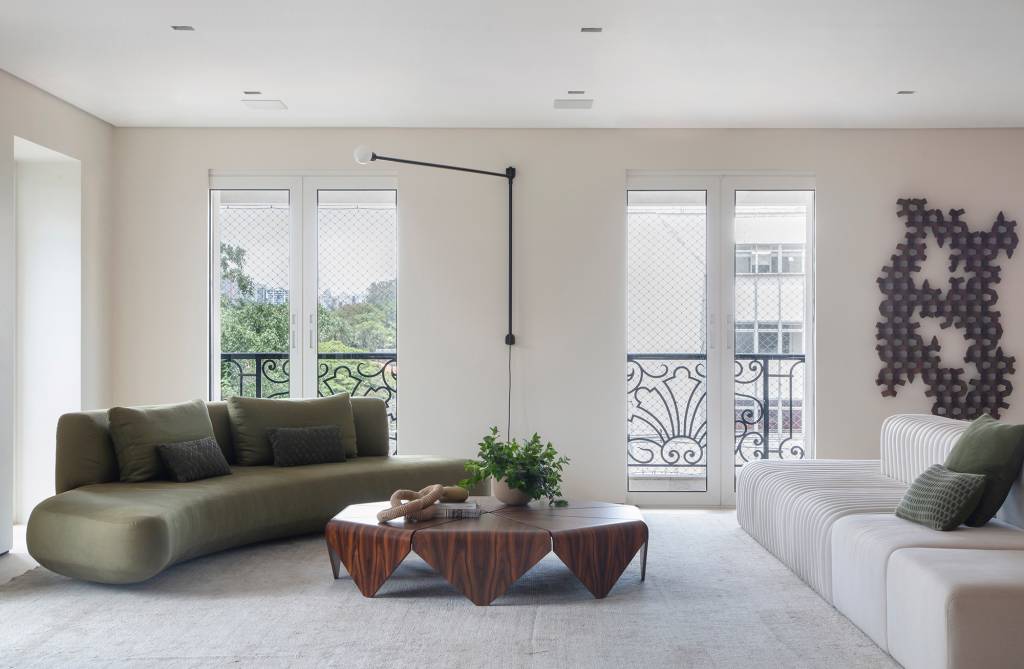 decor-minimalista-luz-natural-ambientes-integrados-ape-350-m2-arkitekt-credito-denilson-machado (2) Décor minimalista, luz natural e ambientes integrados marcam apê de 350 m². Projeto de Arkitekt Associados. Na foto, sala com sofá curvo verde, varanda e luminária.