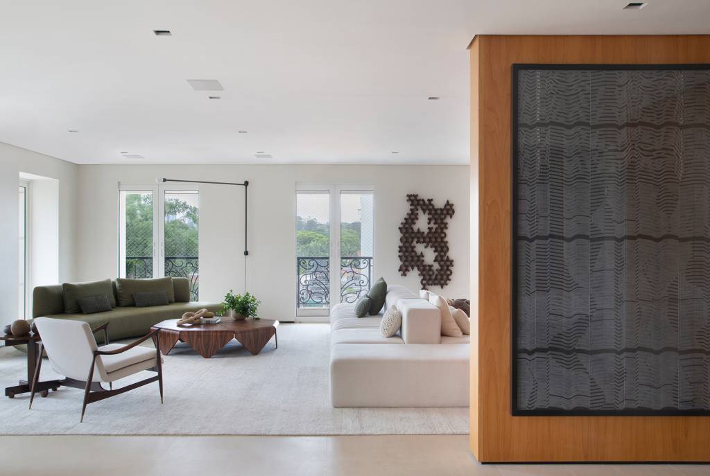 decor-minimalista-luz-natural-ambientes-integrados-ape-350-m2-arkitekt-credito-denilson-machado (3) Décor minimalista, luz natural e ambientes integrados marcam apê de 350 m². Projeto de Arkitekt Associados. Na foto, sala com sofá curvo verde, varanda e luminária.