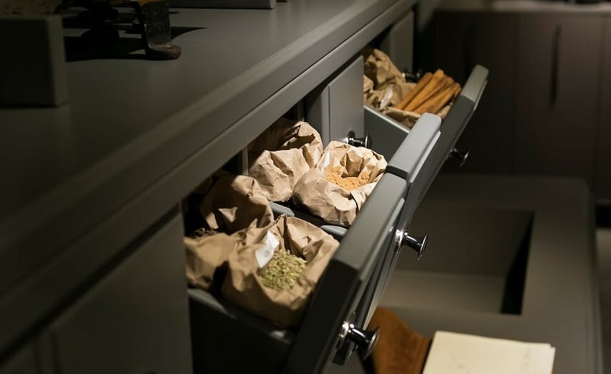 erros-que-voce-nao-pode-cometer-ao-planejar-a-cozinha-01 19 erros que você não pode cometer ao planejar a cozinha. Na foto, gavetas de tempero.