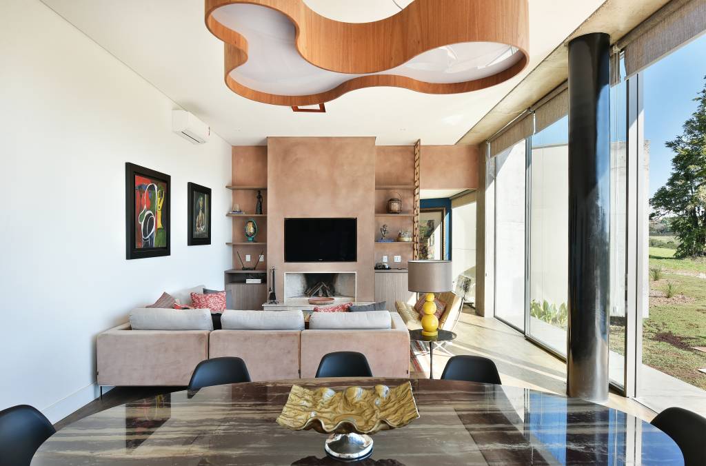 Grandes aberturas realçam o décor clean desta casa de veraneio com piscina