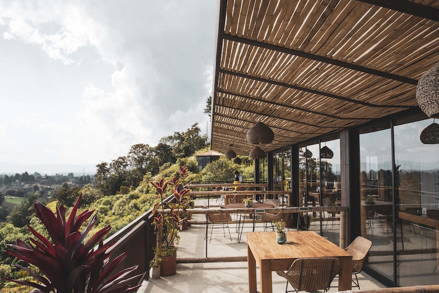 hotel-sustentavel-colombia-area-de-reflorestamento-permacultura-04 Hotel sustentável na Colômbia tem área de reflorestamento e permacultura. Na foto, varanda de cabana.