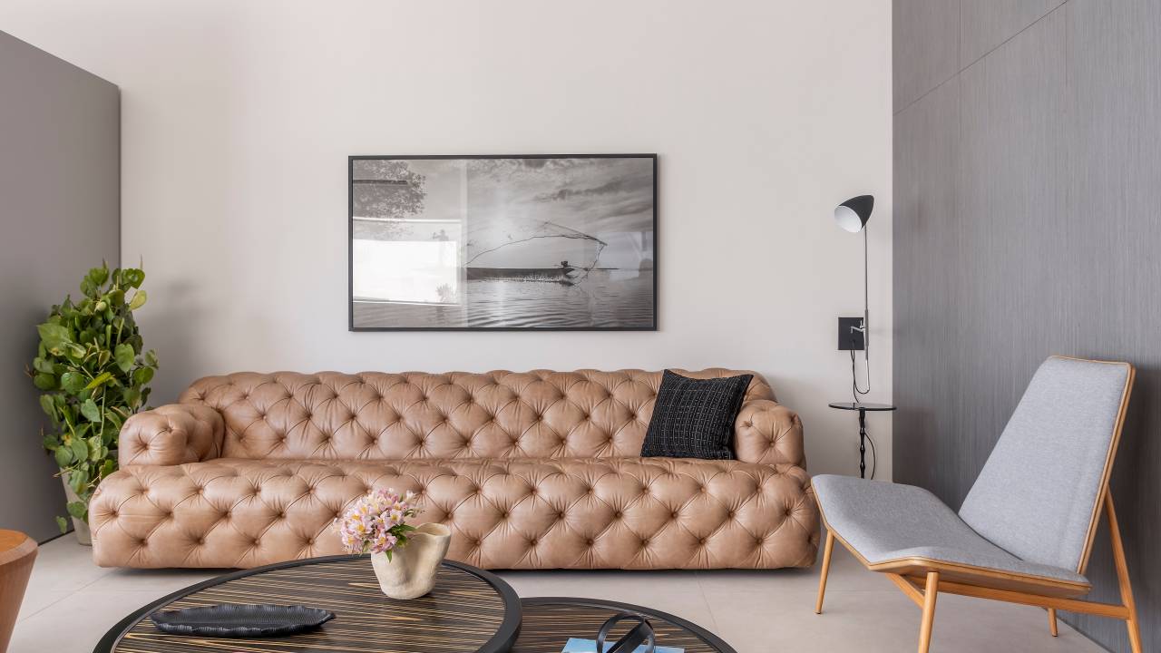 Irmãos aposentados moram cada um em cada andar desta cobertura de 342 m². Projeto Camanho Arquitetura. Na foto, sala com sofá capitonê rosa.