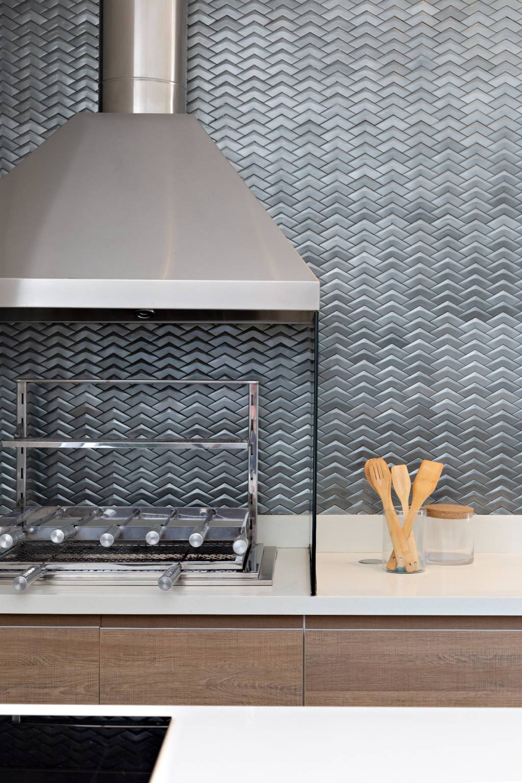 Pastilhas de inox e tons neutros marcam o décor desta casa de 410 m²