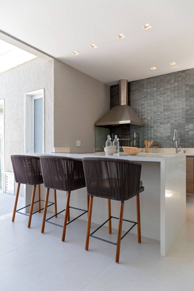 pastilhas-de-inox-tons-neutros-decor-casa-410-m2-mari-coelho-credito-raiana-medina (18) Pastilhas de inox e tons neutros marcam o décor desta casa de 410 m², Projeto de Mari Coelho. Na foto, churrasqueira com pastilhas de inox.
