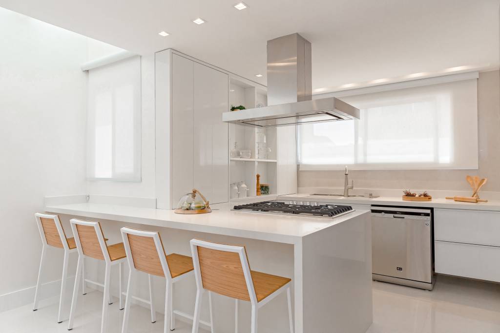 pastilhas-de-inox-tons-neutros-decor-casa-410-m2-mari-coelho-credito-raiana-medina (4) Pastilhas de inox e tons neutros marcam o décor desta casa de 410 m², Projeto de Mari Coelho. Na foto. cozinha com marcenaria branca e bancada.