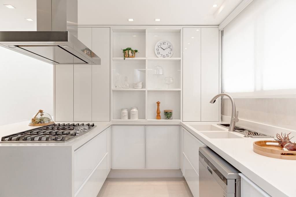 pastilhas-de-inox-tons-neutros-decor-casa-410-m2-mari-coelho-credito-raiana-medina (9) Pastilhas de inox e tons neutros marcam o décor desta casa de 410 m², Projeto de Mari Coelho. Na foto. cozinha com marcenaria branca e bancada.