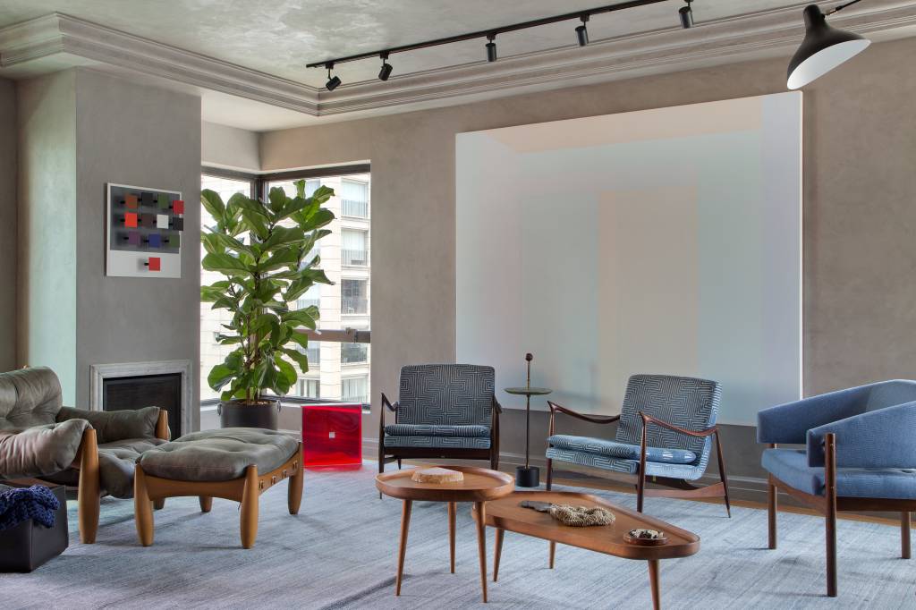 quadros-cores-ape-reformado-60-dias-ar-kitekt-associados-05 Quadros e cores dão personalidade e charme à apê reformado em 60 dias. Projeto de Ar.Kitekt Associados. Na foto, sala de estar, planta ficus, poltronas, trilho de spots.
