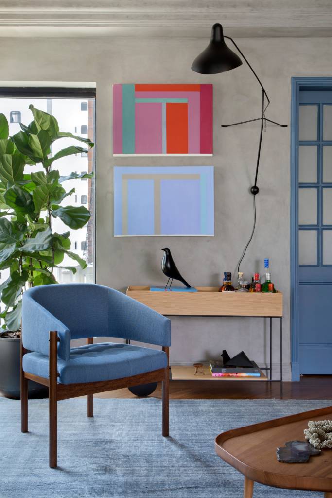 quadros-cores-ape-reformado-60-dias-ar-kitekt-associados-06-sala-poltrona-carrinho-cha Quadros e cores dão personalidade e charme à apê reformado em 60 dias. Projeto de Ar.Kitekt Associados. Na foto, sala de estar, planta ficus, poltrona azul, carrinho de chá, parede de cimento, quadros.